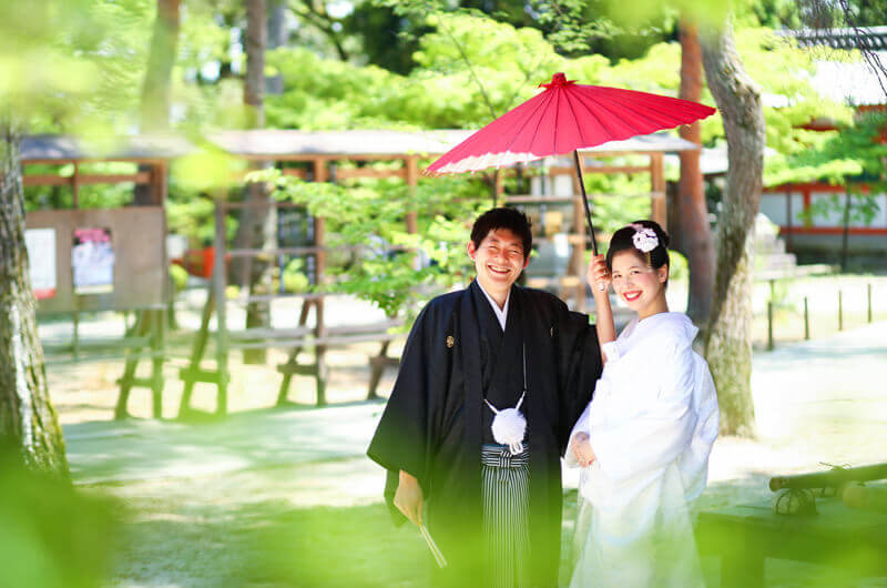 京都の和装前撮り・フォトウェディングは新緑のきれいなロケーションが人気です