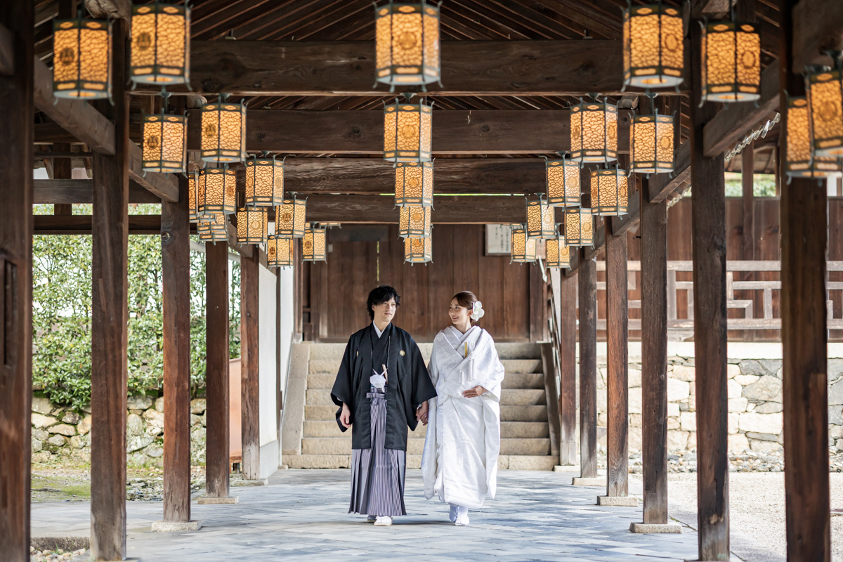 結婚式の和装フォトウェディング「明かりのついか灯篭が美しい萬福寺の回廊」