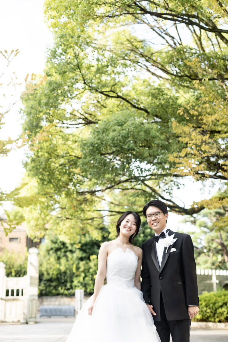 京都大学のキャンパスで前撮りする洋装姿の新郎新婦
