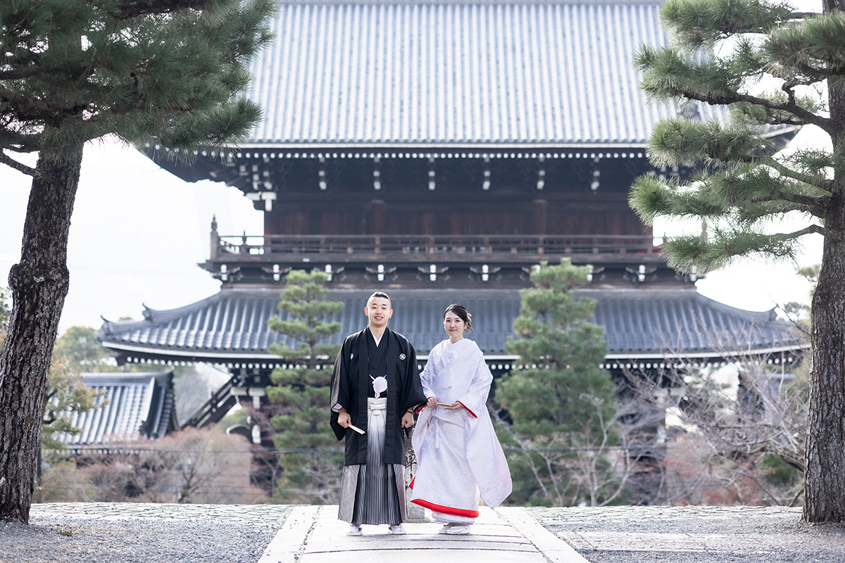 赤ふきの白無垢と黒紋付姿の新郎新婦