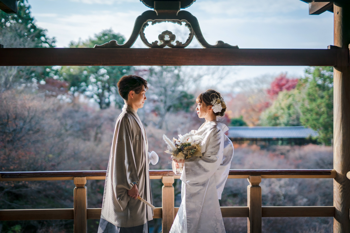 東福寺前撮り「冬景色の通天橋で向い合う新郎新婦」