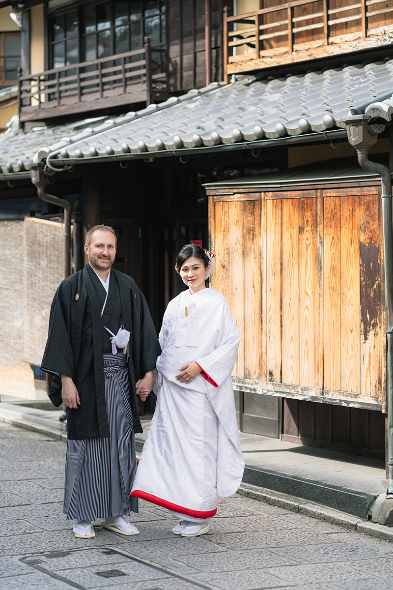 赤ふきの白無垢を着た新婦と新郎の国際カップル