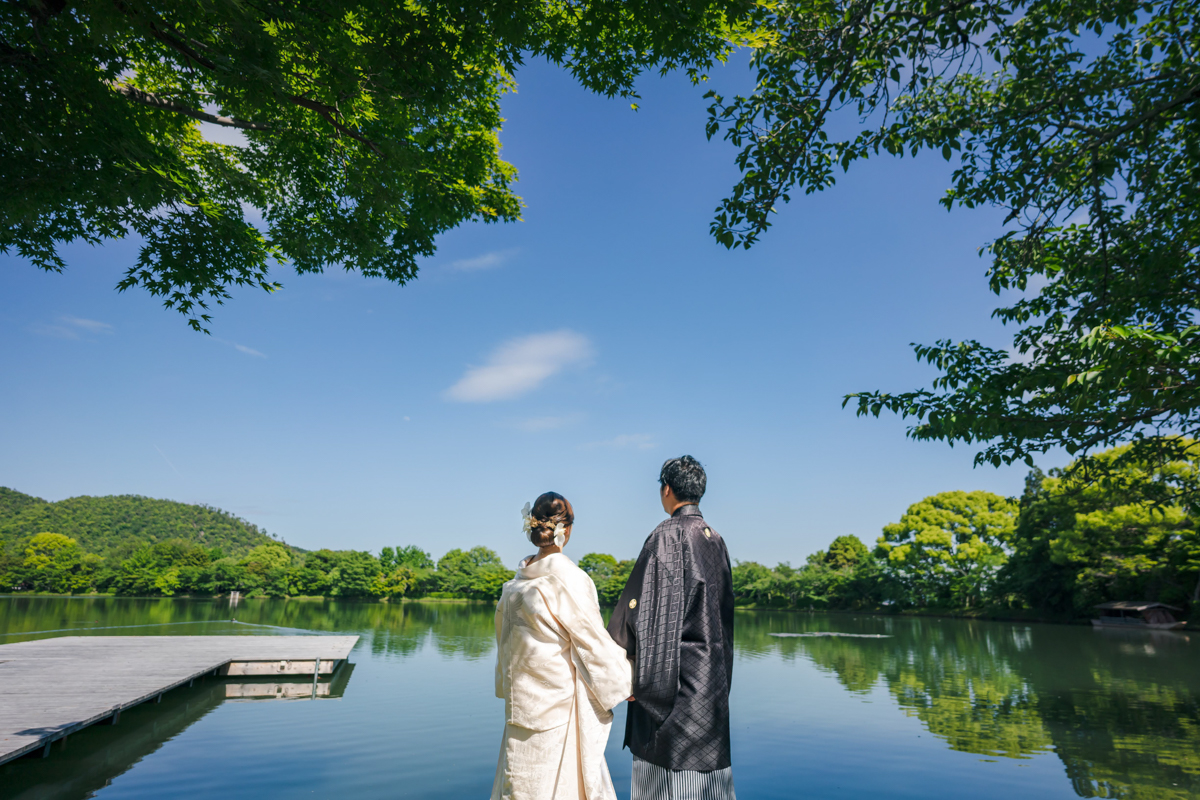 結婚式の和装フォトウェディング「空も池も真っ青な大覚寺」