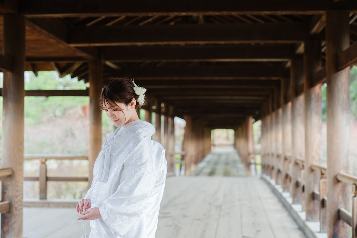 京都和装前撮り・フォトウェディング　のピン写・ソロカット「誰もいない通天橋にて」