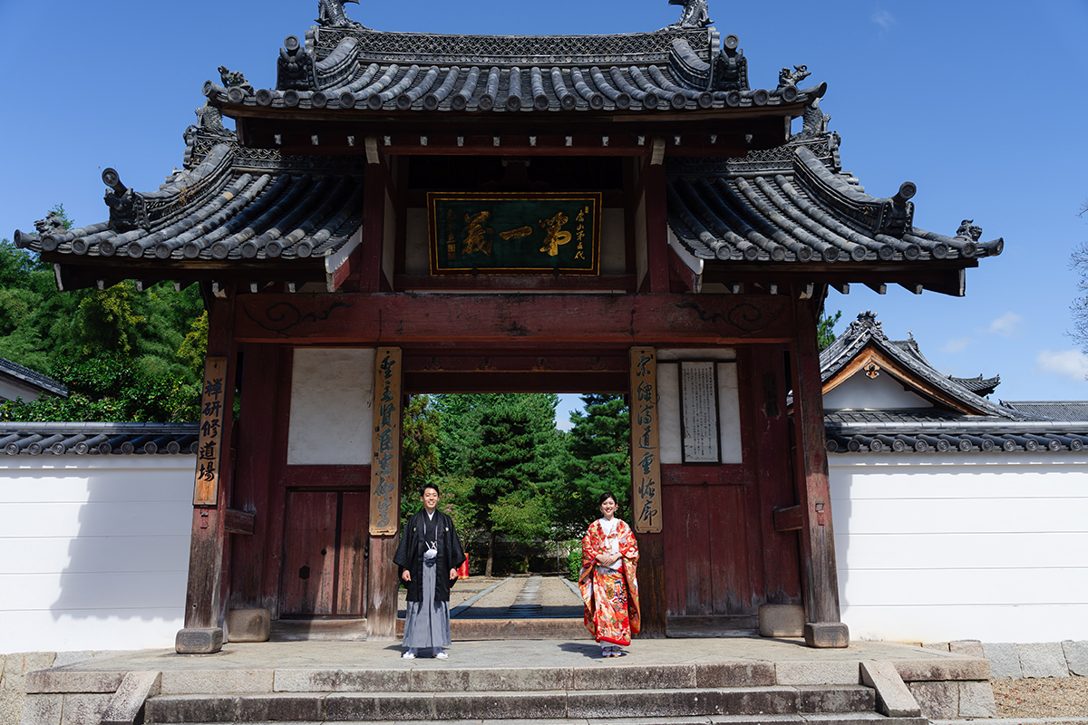 京都の萬福寺の総門前で前撮り
