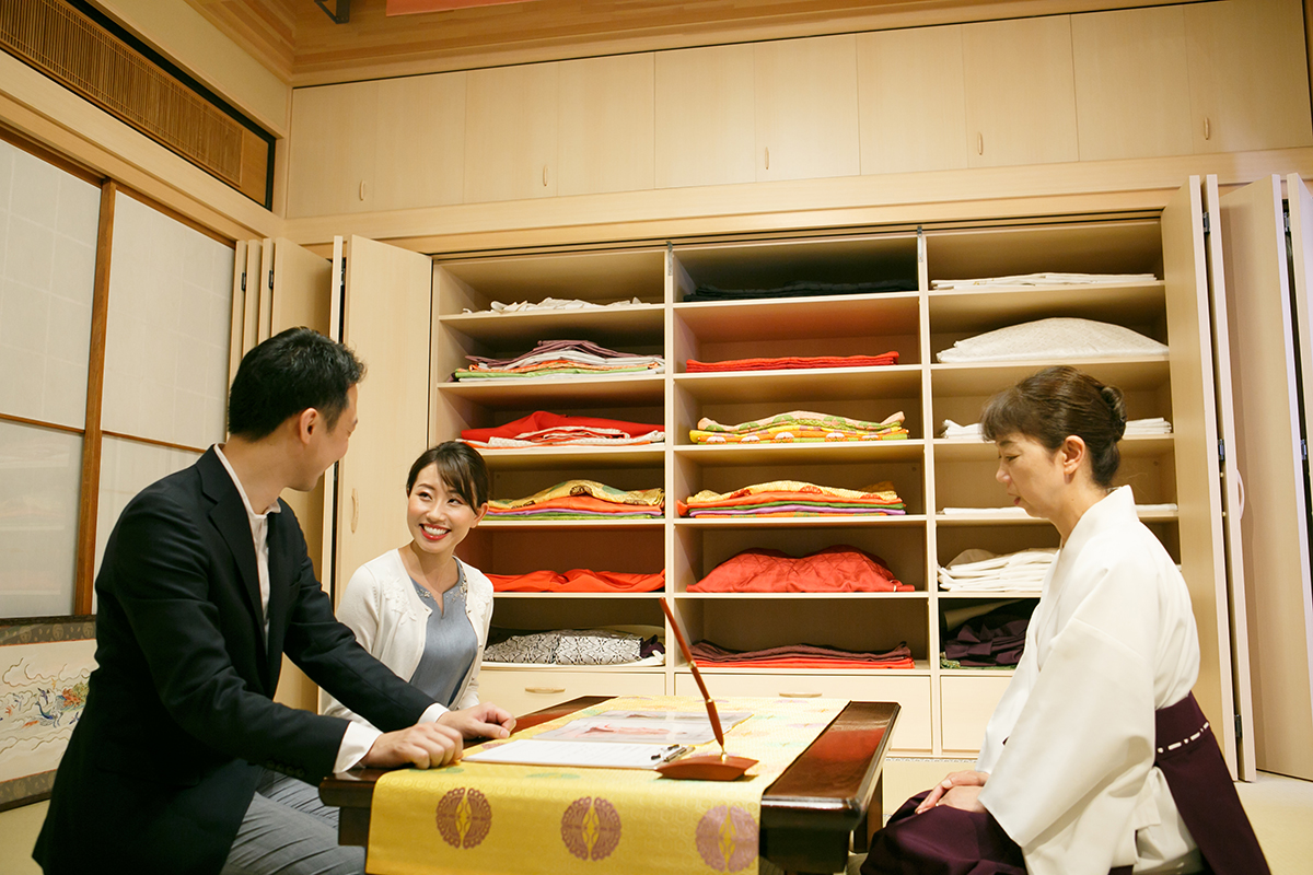 新郎新婦の2人と打合せ中の写真