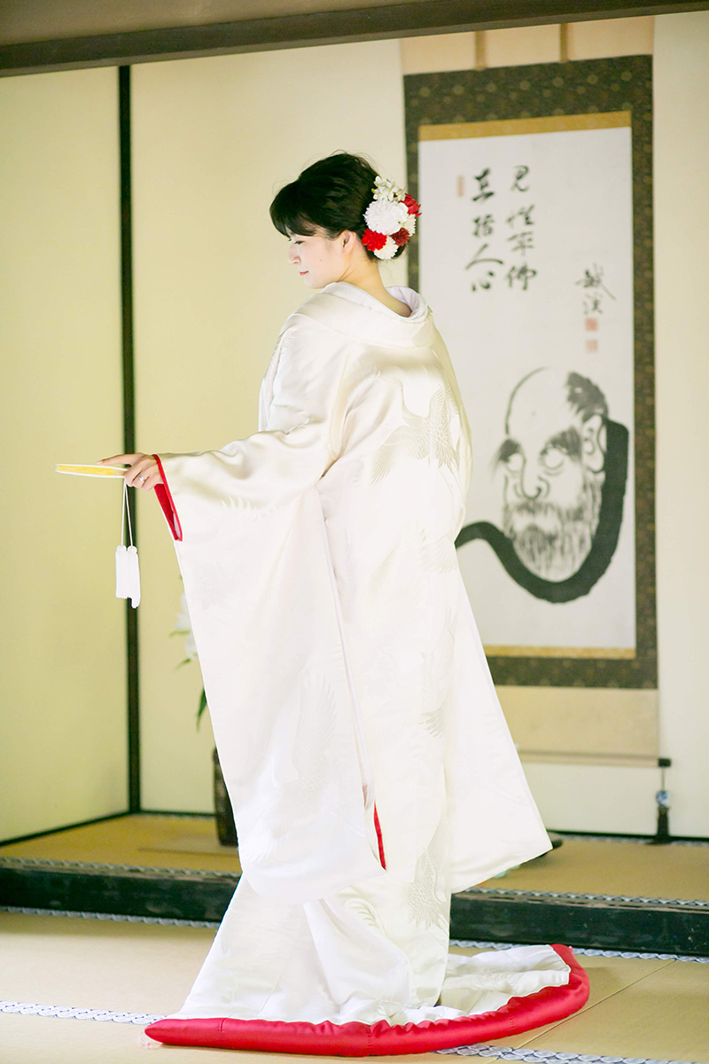 圓光寺の和室で赤ふきの白無垢を着た新婦の後ろ姿