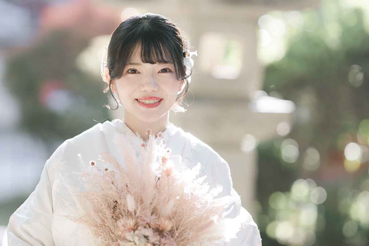 毘沙門堂（京都）で和装前撮り・フォトウェディング「西陽に照らされる新婦とドライフラワー」