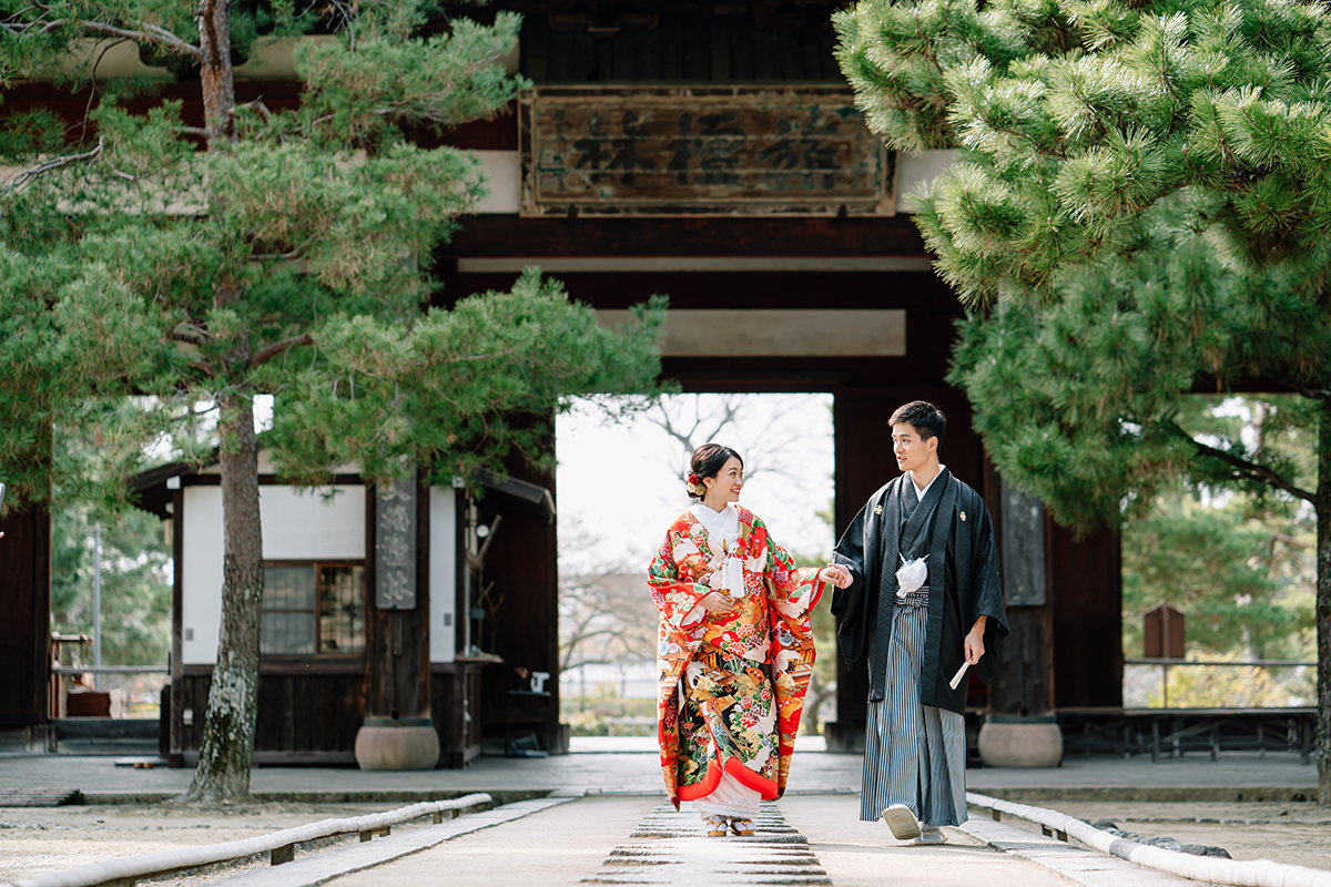 京都の萬福寺で前撮り「境内を歩く新郎新婦」