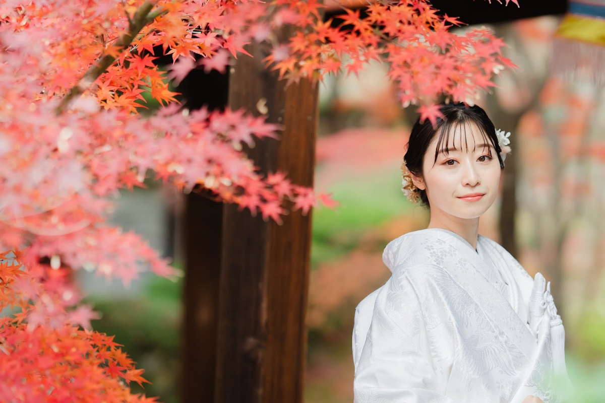 京都和装前撮り・フォトウェディング　のピン写・ソロカット「落ち着いた建物から紅葉を眺める」