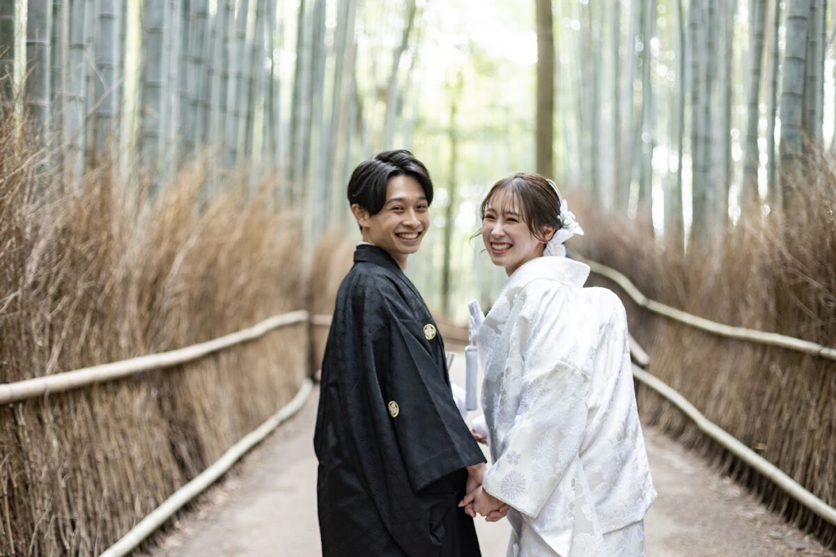 京都嵐山の竹林で和装前撮り「竹林の小径で振り向きカット」
