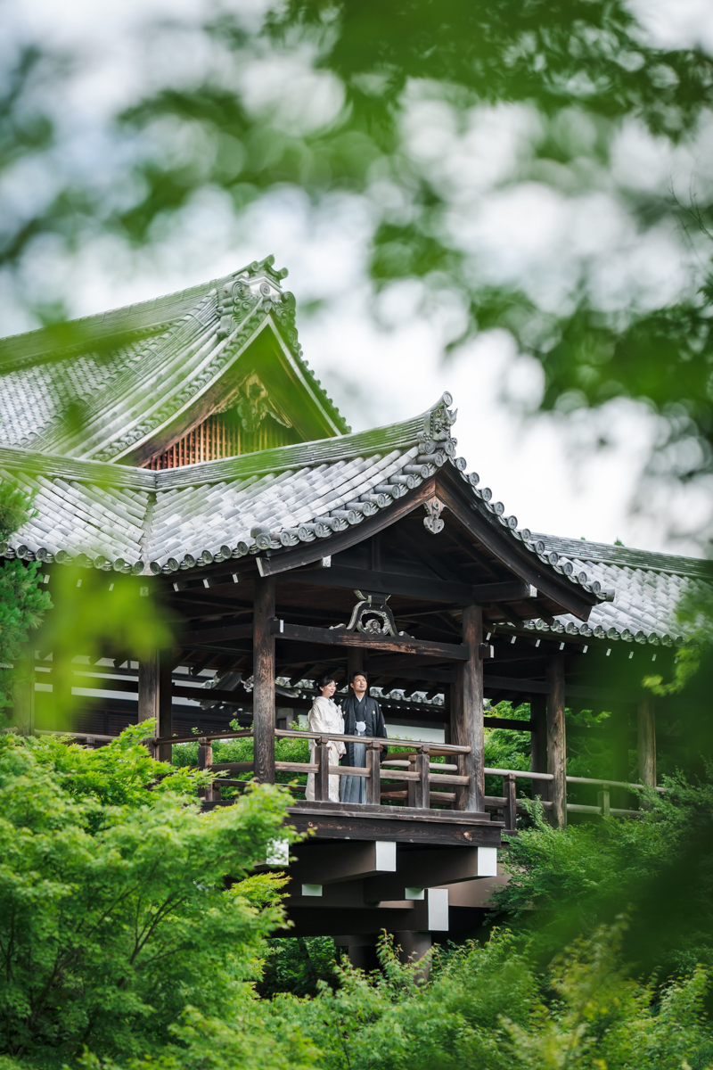 東福寺前撮り「通天橋から遠くを臨む2人」