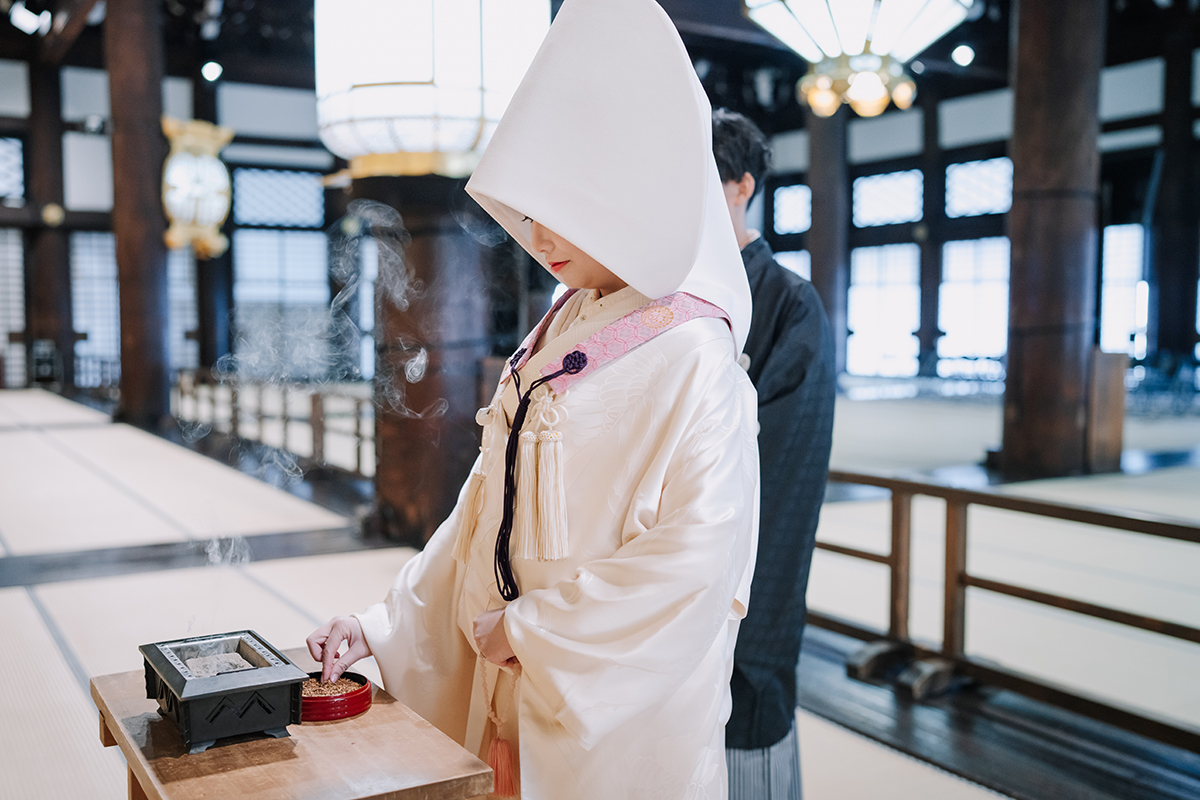 仏様にご奉告のお焼香をあげる新郎新婦