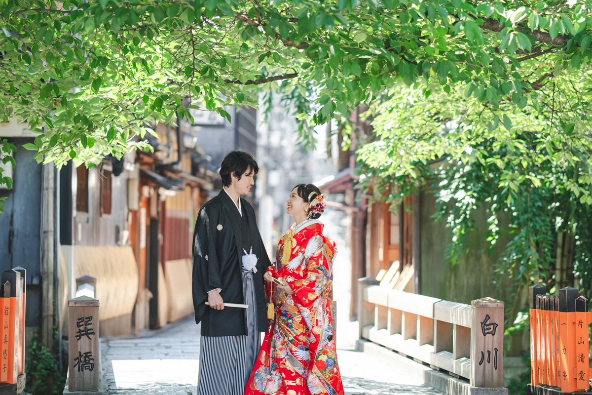 結婚式の和装ロケーション前撮り「新緑が美しい祇園巽橋」