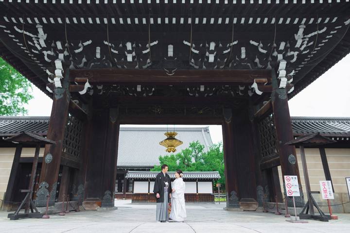 世界遺産の西本願寺の門前で京都白無垢前撮り