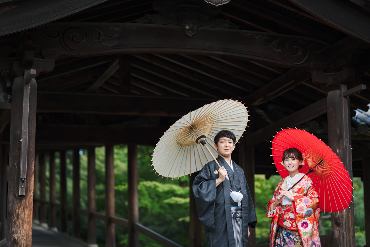 東福寺前撮り「通天橋をバックに和傘の新郎新婦」