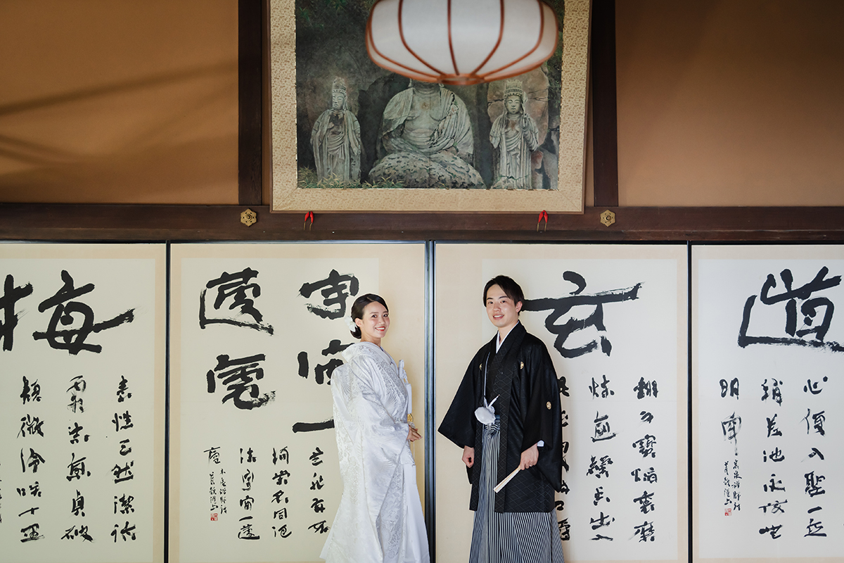 京都の萬福寺前撮り「和室の襖の前の新郎新婦」