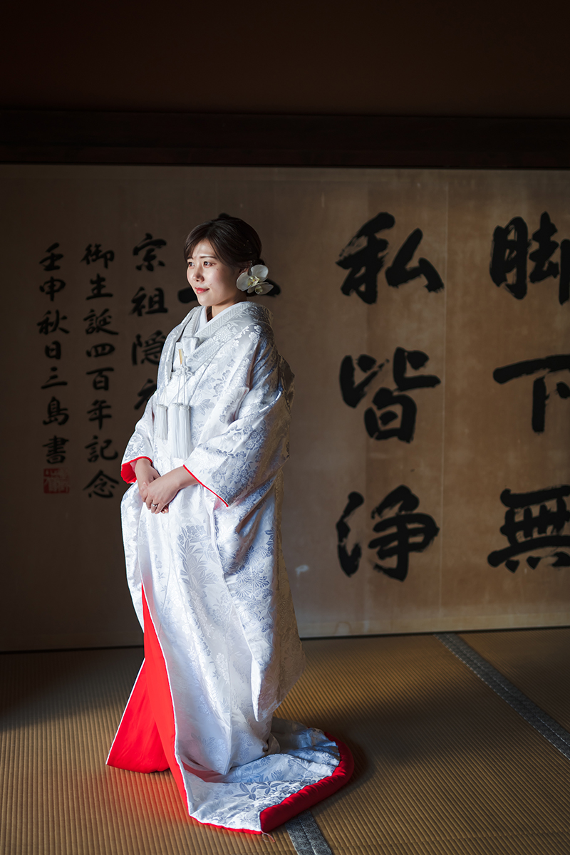 萬福寺の和室で赤ふきの白無垢を着た新婦