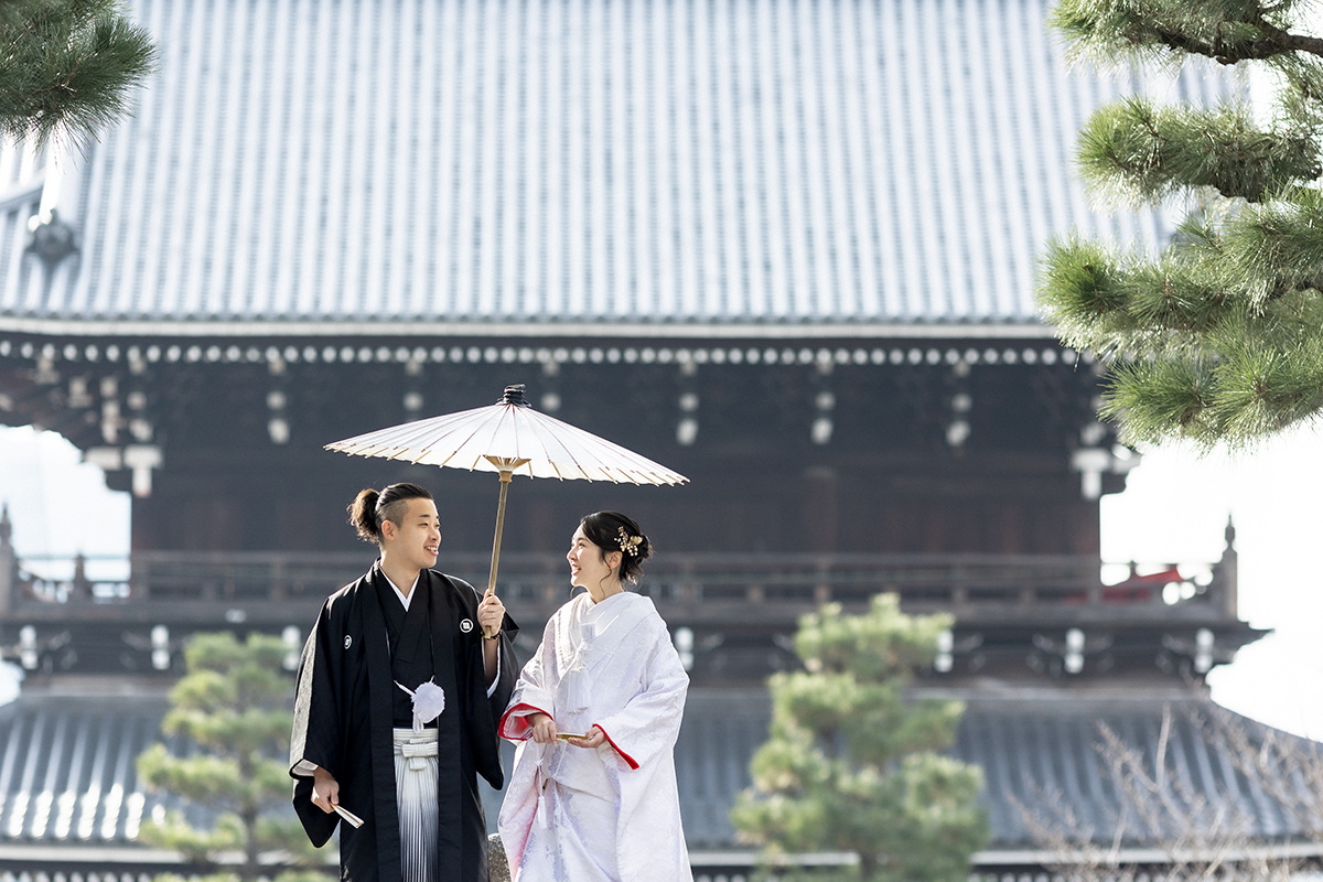 金戒光明寺で見つめあう赤ふきの白無垢姿の新婦と黒紋付姿の新郎