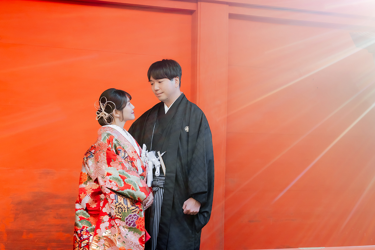 毘沙門堂（京都）で和装前撮り・フォトウェディング「夕陽の差し込む本殿で見つめ合う新郎新婦」