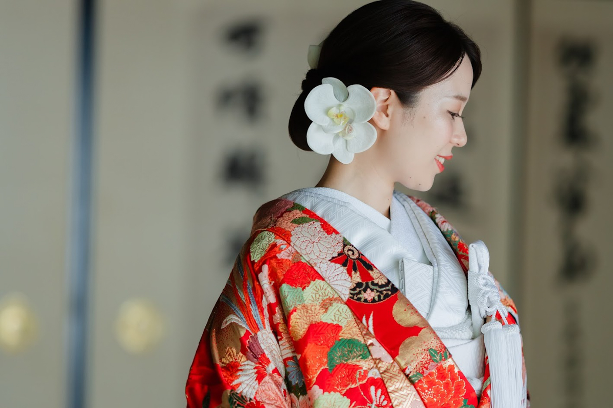 京都和装前撮り・フォトウェディング　のピン写・ソロカット「胡蝶蘭の髪飾りと色打掛」