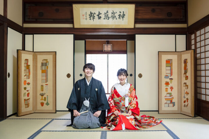 京都和装前撮りの定番・正座ショットを新日吉神宮の和室で撮影