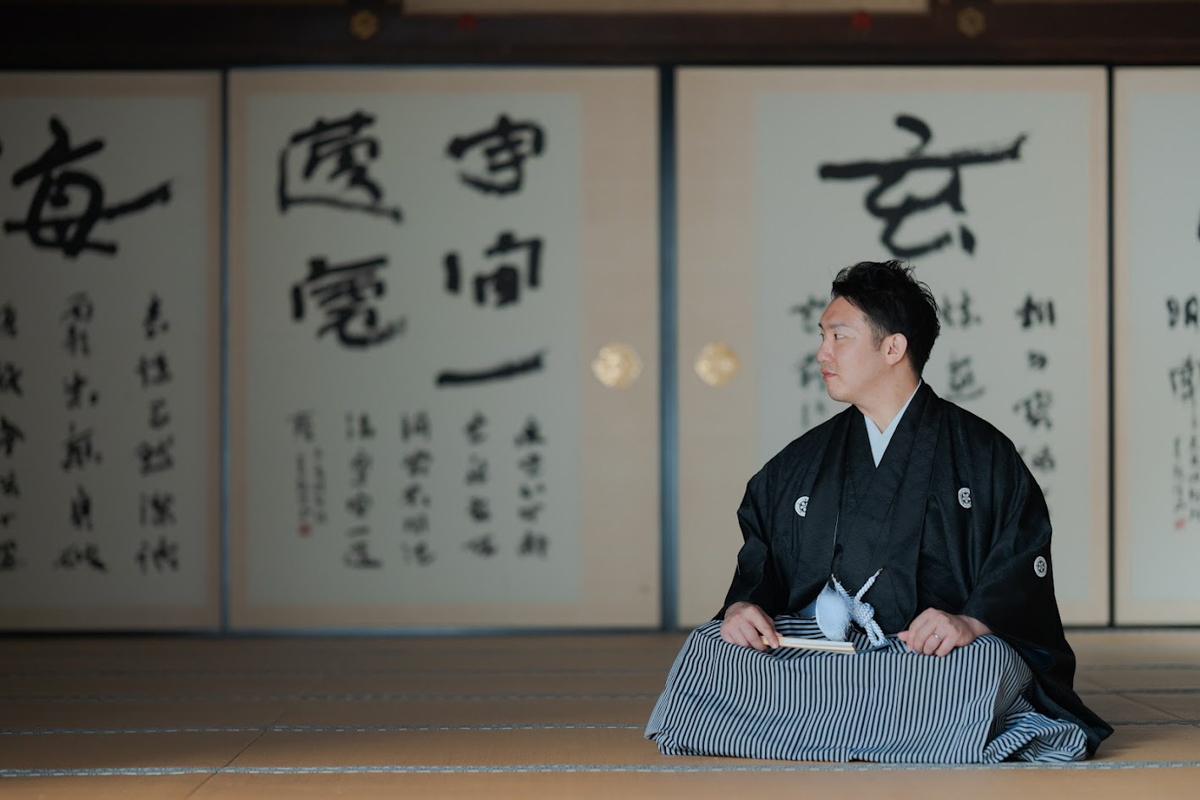 京都和装前撮り・フォトウェディング　のピン写・ソロカット「萬福寺和室にて　胡坐をかいて男らしく」