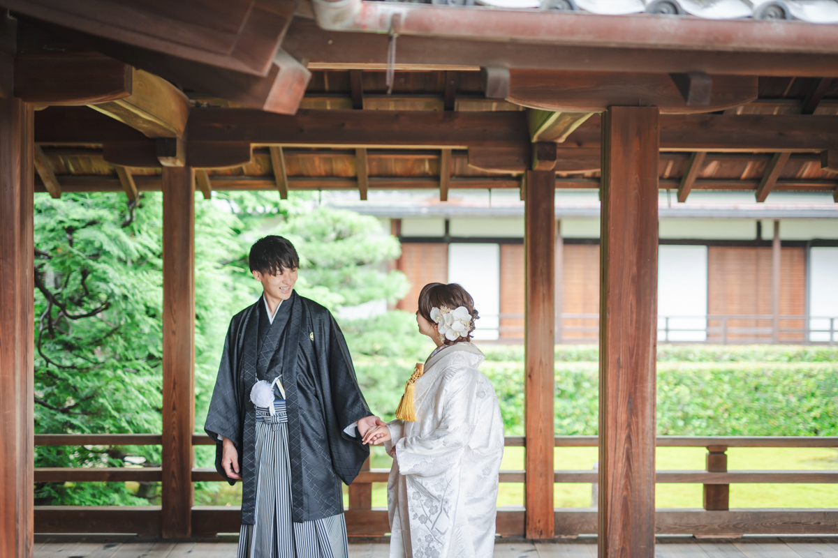 東福寺前撮り「本坊庭園の回廊で笑顔の2人」