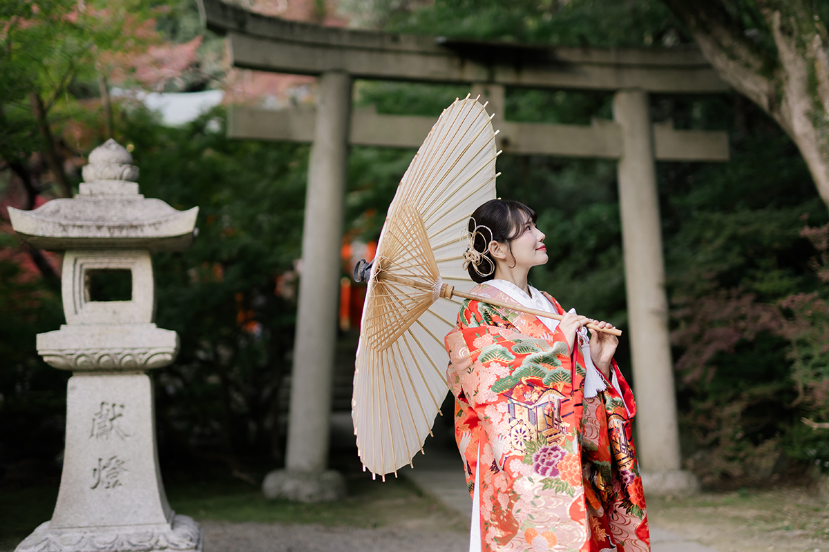 毘沙門堂（京都）で和装前撮り・フォトウェディング「石鳥居前で番傘を持つ色打掛の新婦」