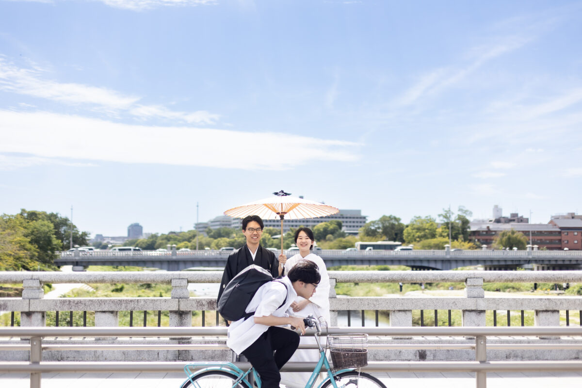 新郎新婦の前を全力で通り抜ける自転車の学生