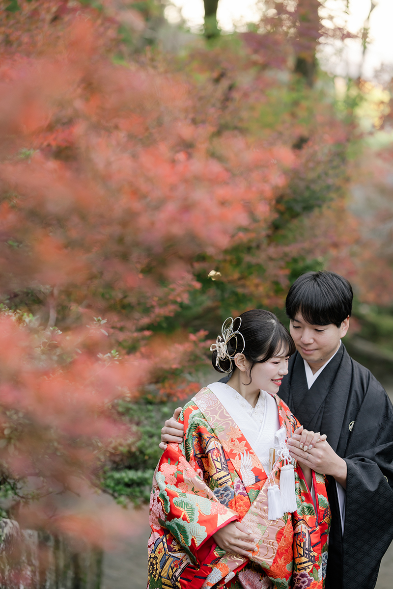 毘沙門堂（京都）で和装前撮り・フォトウェディング「手を繋いで寄り添う新郎新婦」