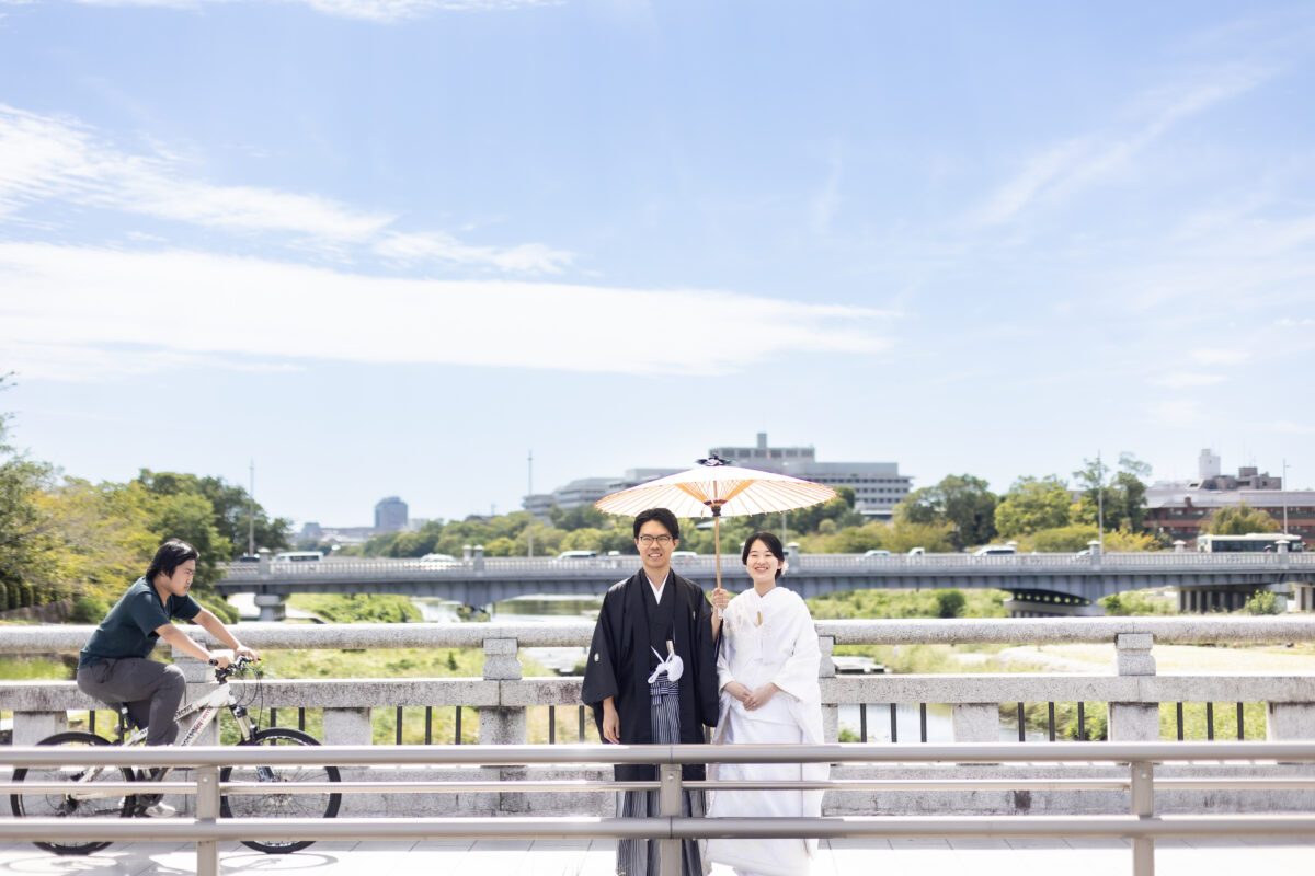鴨川の橋で撮影していたら、後ろを自転車が通り抜ける