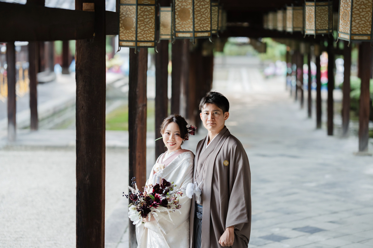 結婚式の和装フォトウェディング「奥行きのある萬福寺の回廊」