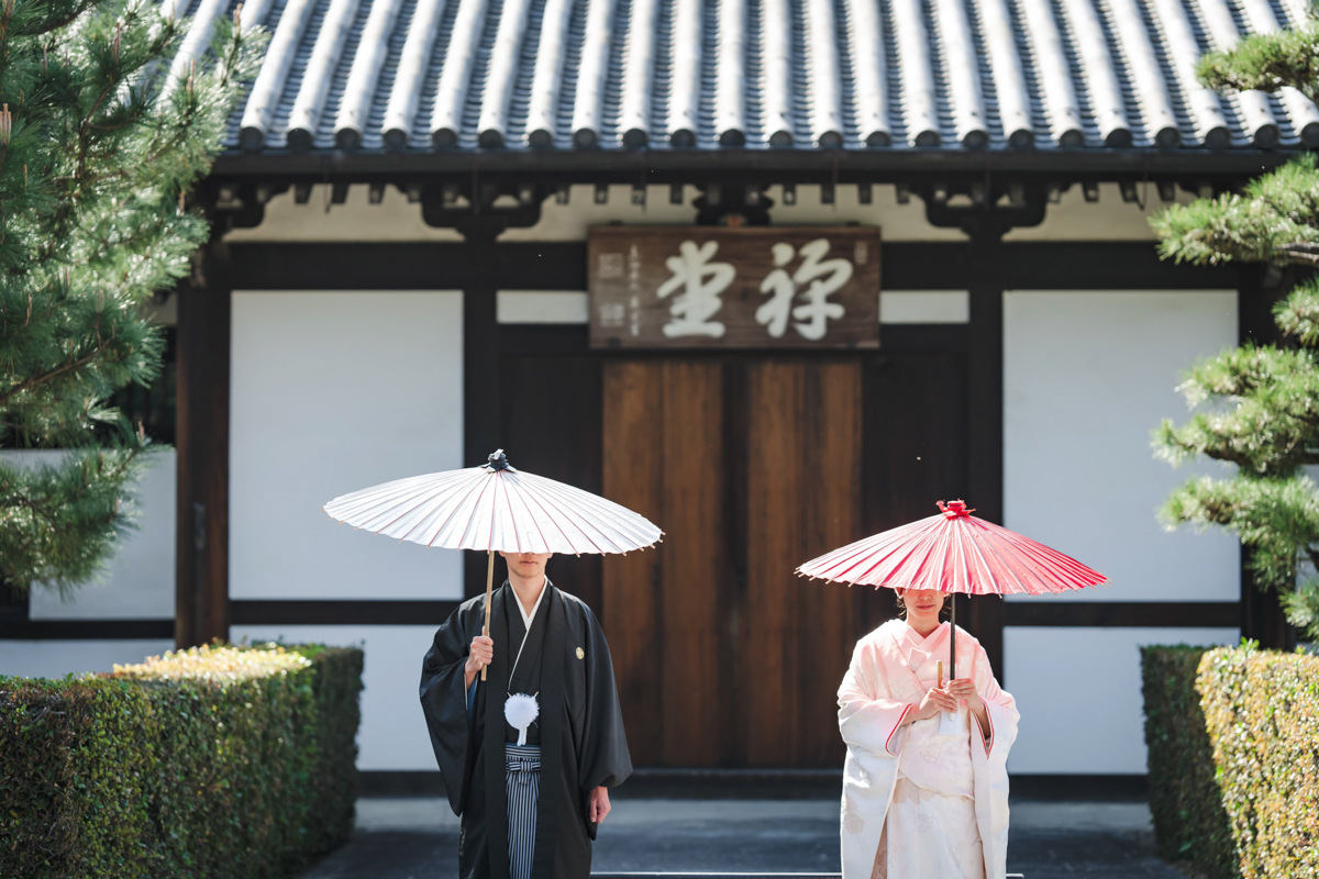 東福寺前撮り「和傘を使って顔を隠す」