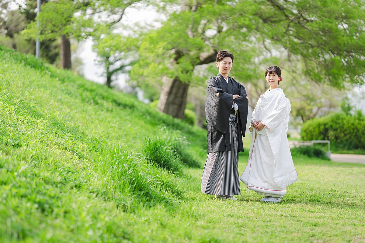 鴨川の前撮り・フォトウェディング「新緑の青紅葉と芝生がキレイ」