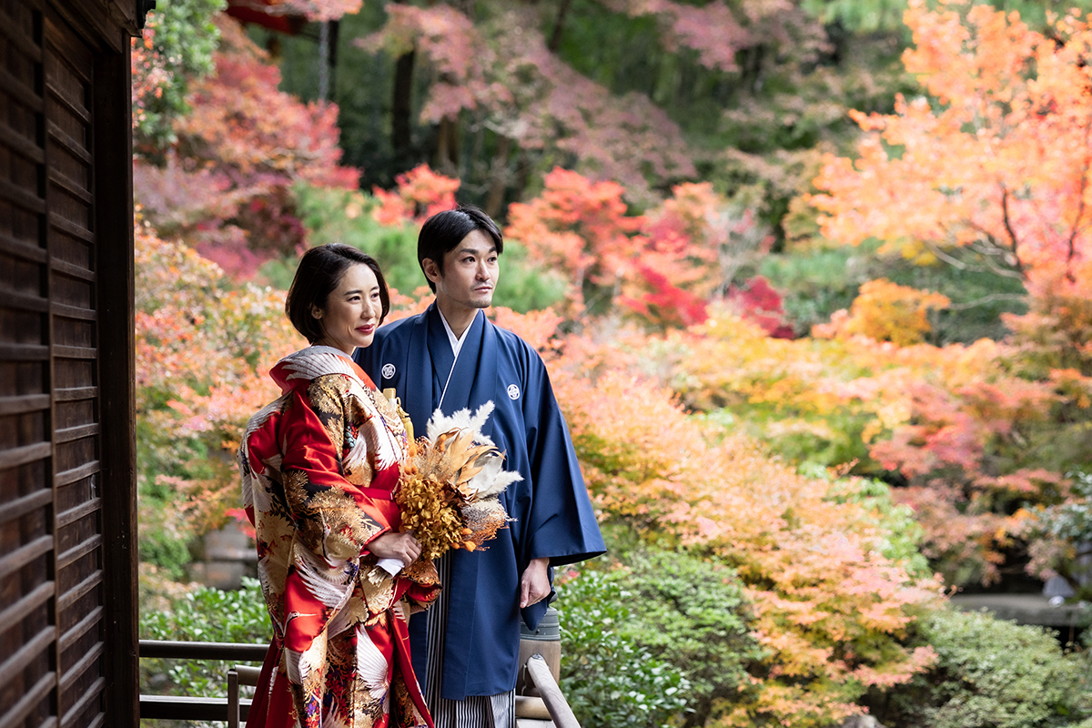 毘沙門堂（京都）で和装前撮り・フォトウェディング「秋色のドライフラワーを持つ新婦と色紋付羽織の新郎を紅葉景色で」