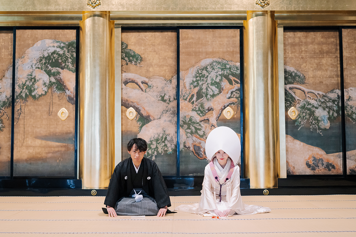 黄金色が豪華な襖絵の前で正座ショット