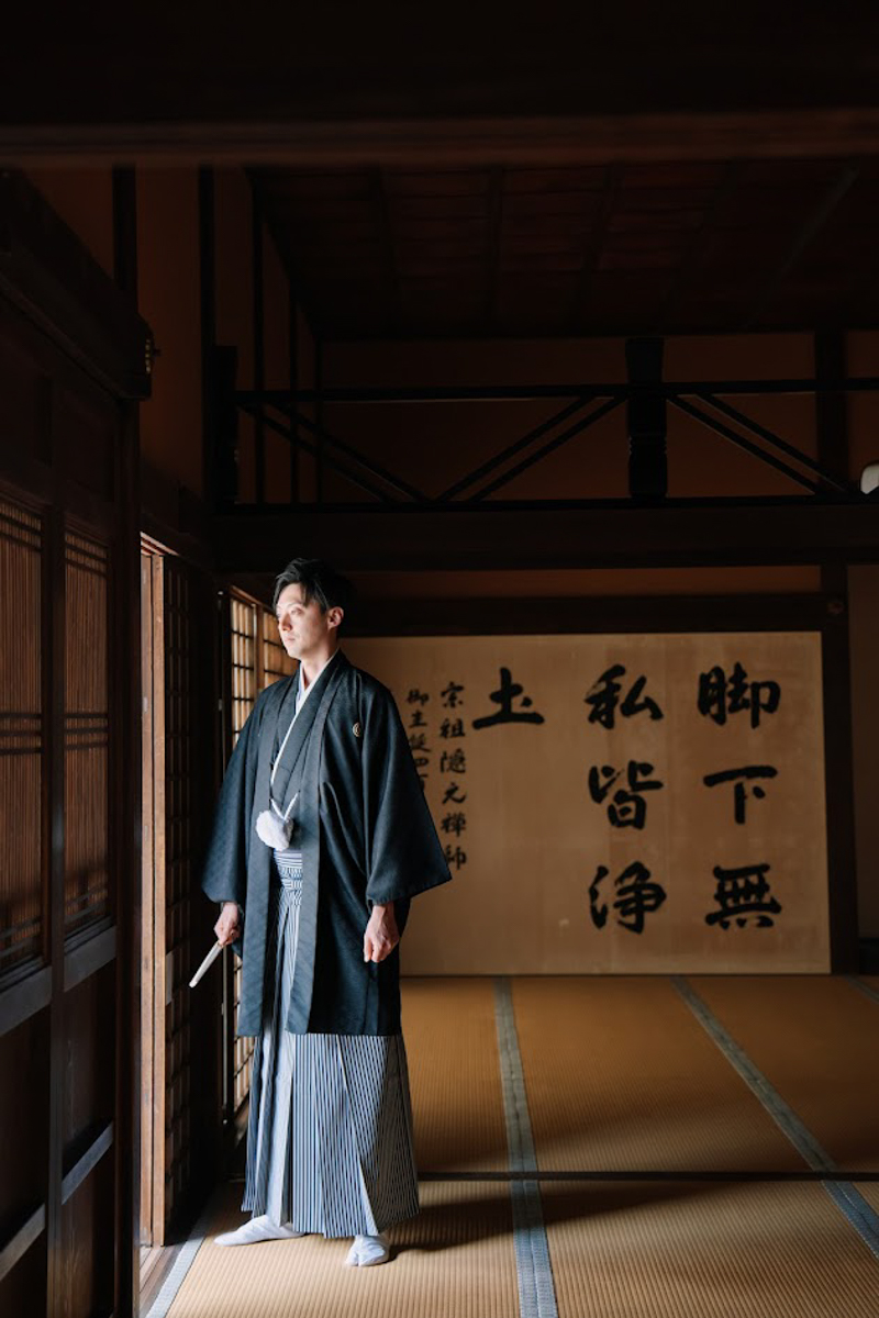 京都和装前撮り・フォトウェディング　のピン写・ソロカット「萬福寺の和室に佇む新郎」