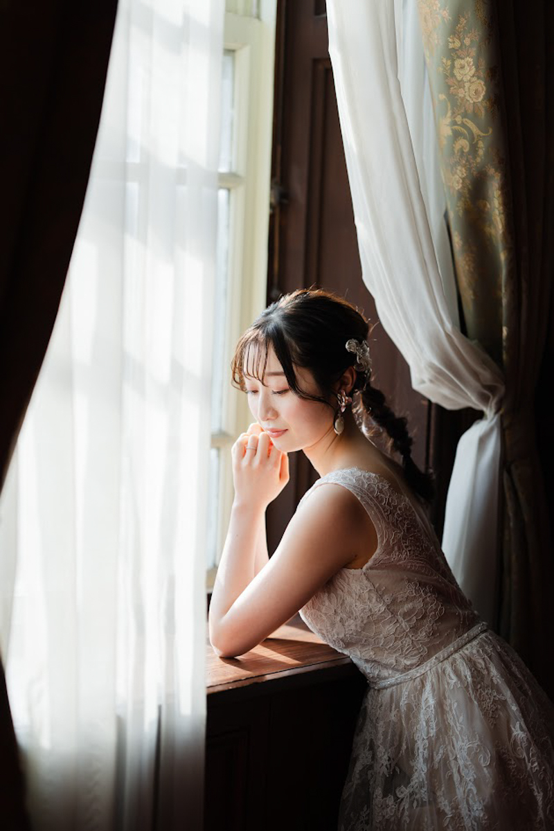 京都前撮り・フォトウェディング　のピン写・ソロカット「窓辺に差す日の光の中で　ウェディングドレス」
