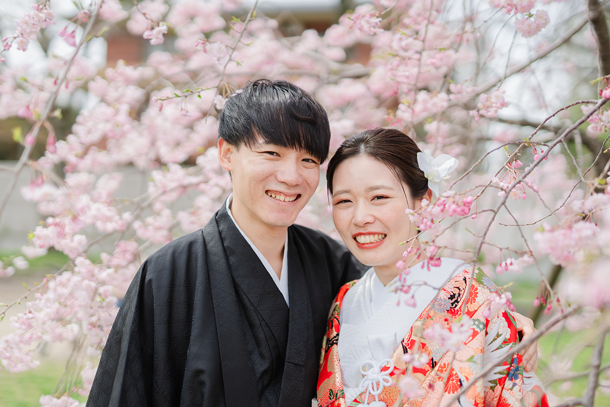 鴨川の前撮り・フォトウェディング「一面桜に笑顔の素敵なお二人」