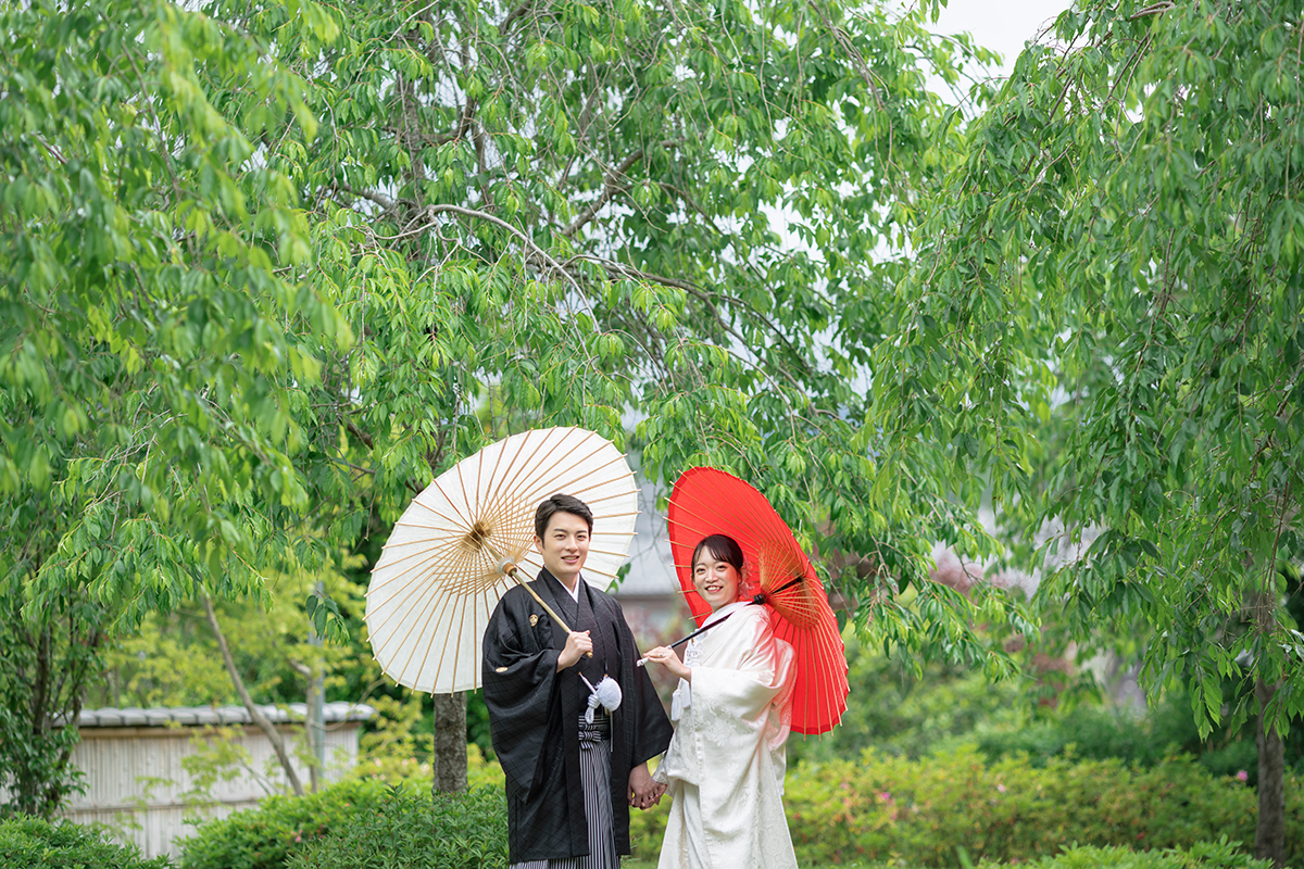 京都・圓光寺前撮り「紅白の和傘を差す新郎新婦」