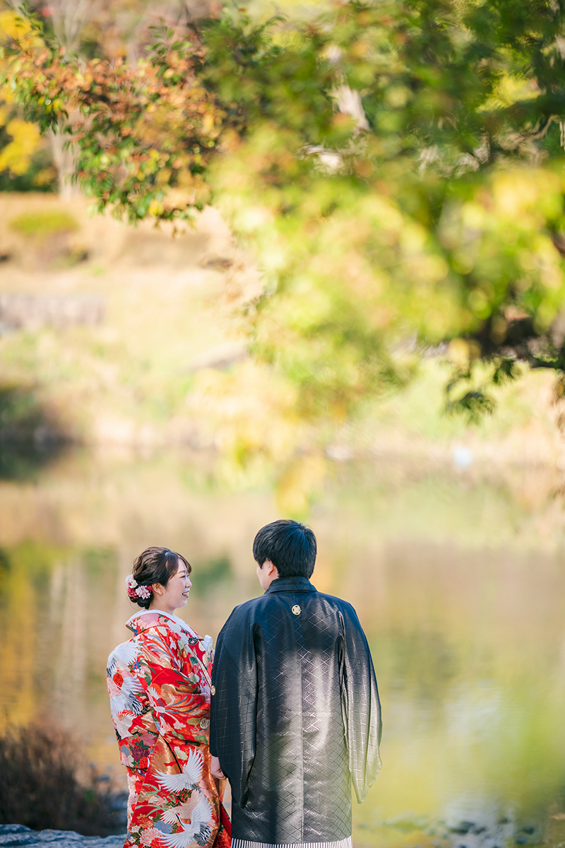 鴨川の前撮り・フォトウェディング「水面に紅葉が映り込む秋の川沿い」