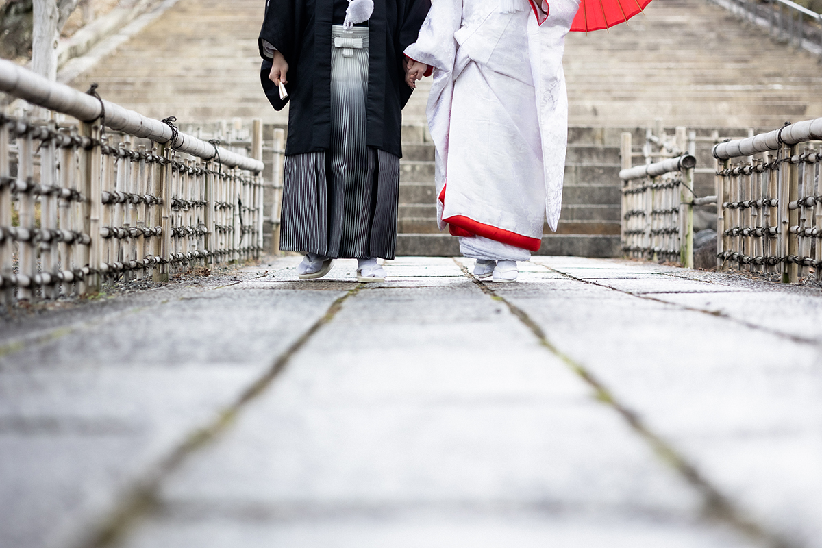 赤ふきの白無垢姿の新婦と黒紋付姿の新郎の足元の写真