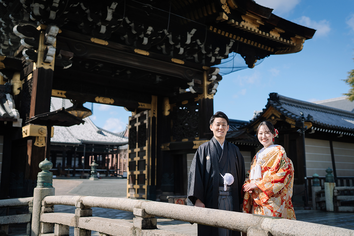 西本願寺の門の前で笑顔の新郎新婦