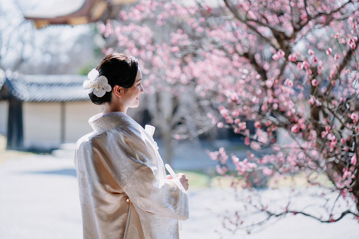 京都大覚寺で和装前撮り「紅梅と光が綺麗な写真」
