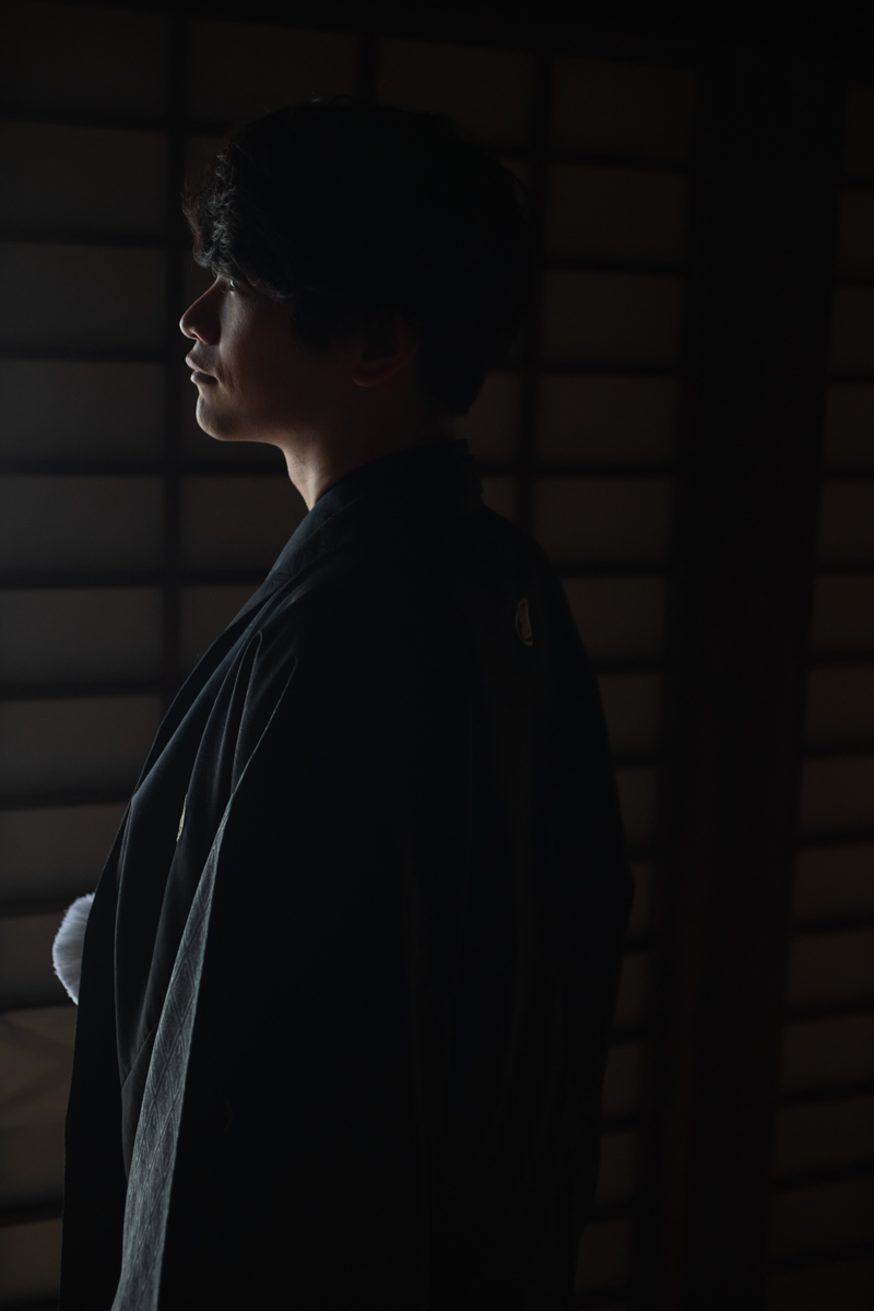 京都和装前撮り・フォトウェディング　のピン写・ソロカット「萬福寺の和室にて　新郎ソロをかっこよく」