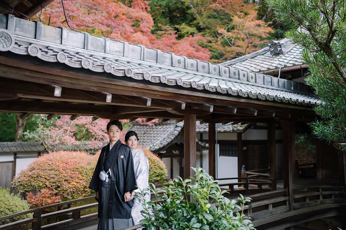 毘沙門堂（京都）で和装前撮り・フォトウェディング「回廊で寄り添う新郎新婦」