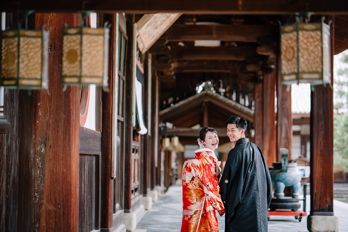 京都の萬福寺で前撮り「楽しそうに振り返る新郎新婦」