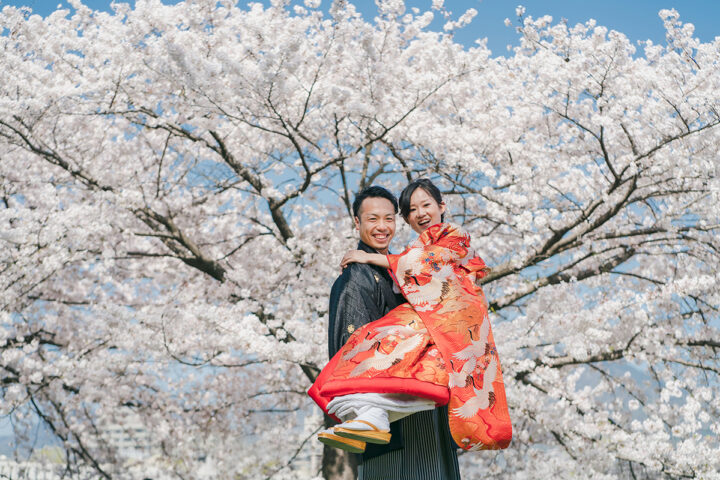 鴨川の前撮り・フォトウェディング「軽快にお姫様抱っこ」