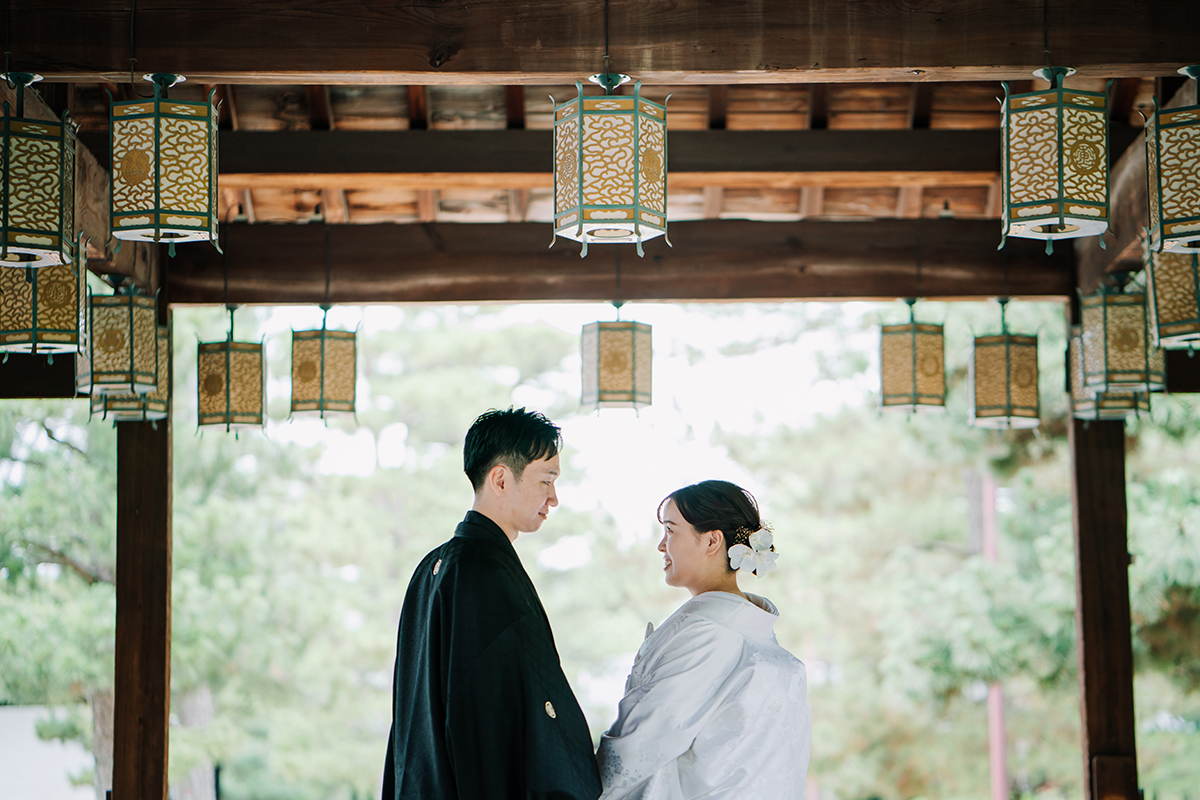 京都の萬福寺で前撮り「見つめ合う新郎新婦」